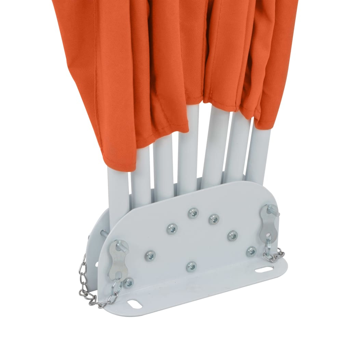 Nahaufnahme eines weißen Metallsockels mit orangefarbenem Stoff darüber drapiert.