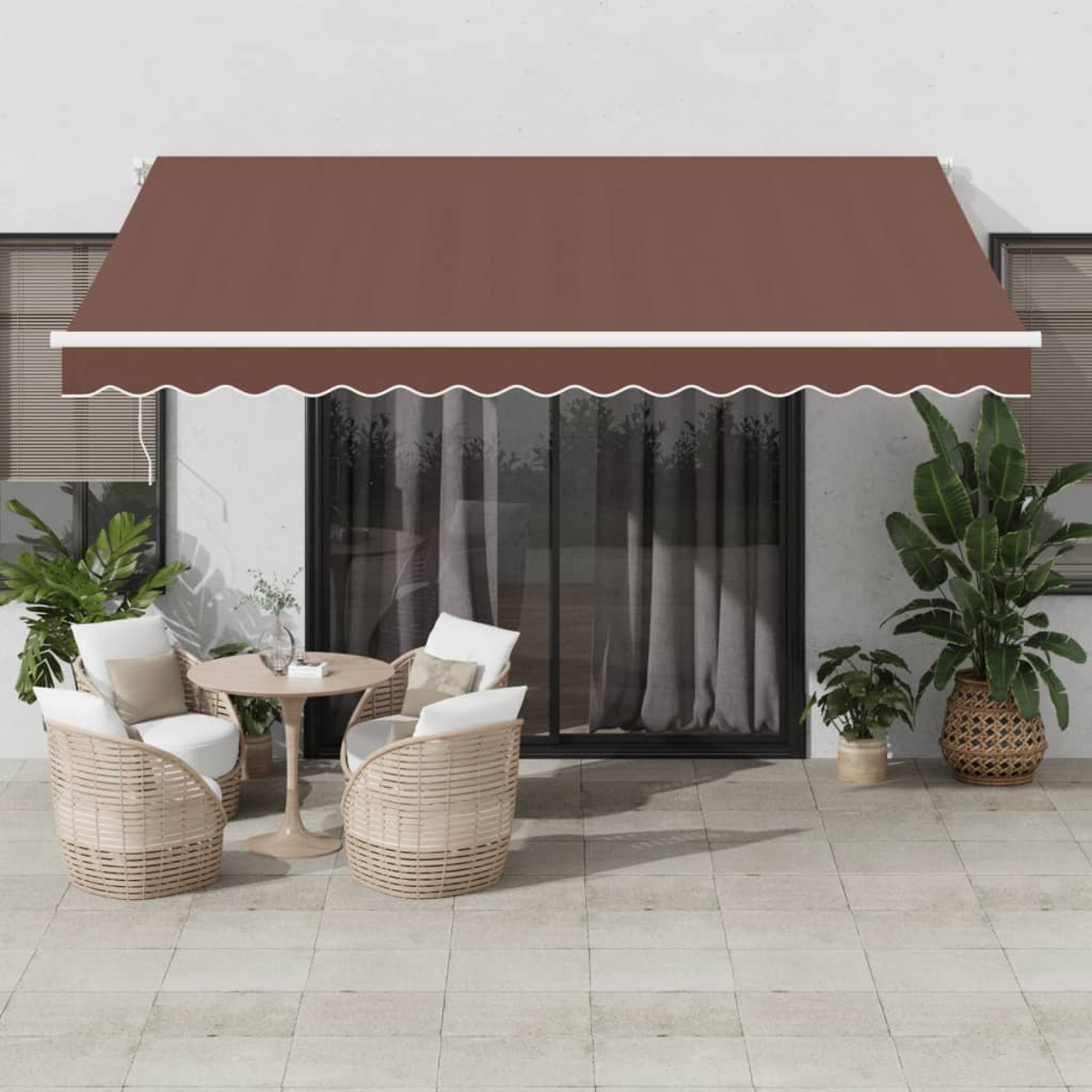 Outdoor-Terrasseneinrichtung mit Markise, Tisch, Stühlen und Pflanzen.