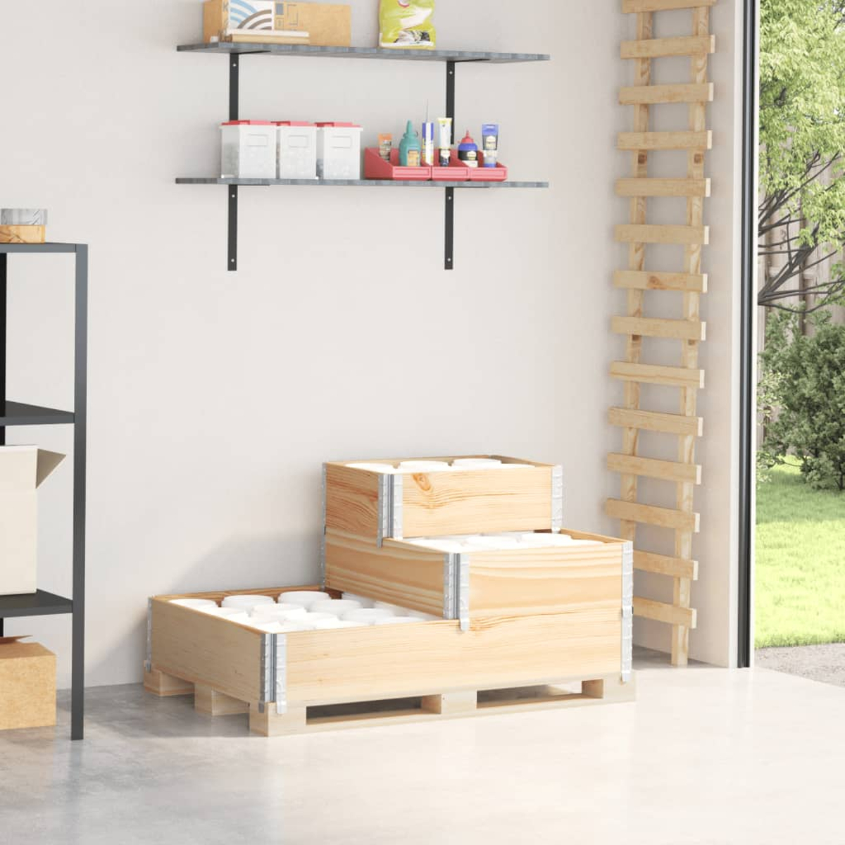 Garageninnenraum mit Regalen, Aufbewahrungsboxen und einer Holzleiter an einer weißen Wand.