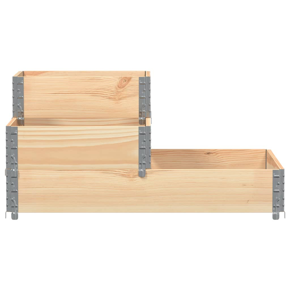 Holzpflanzgefäße, gestapelt, mit Metallakzenten.