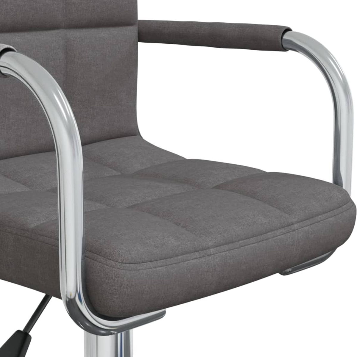 Silla gris con brazos y base cromados. Vista de cerca del asiento y los brazos.