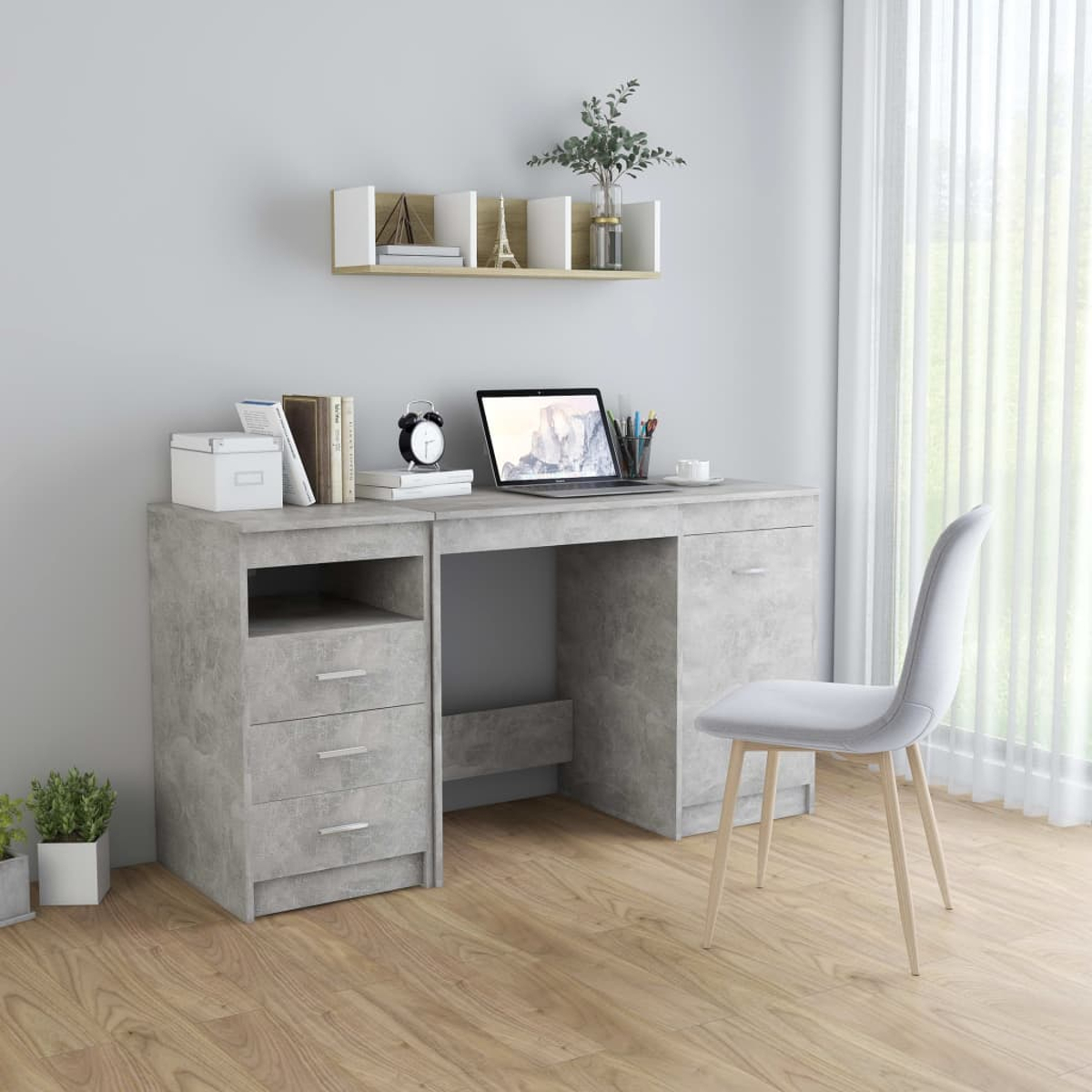 Grauer Schreibtisch mit Schubladen, Laptop und Zubehör. Ein Stuhl und ein Regal.