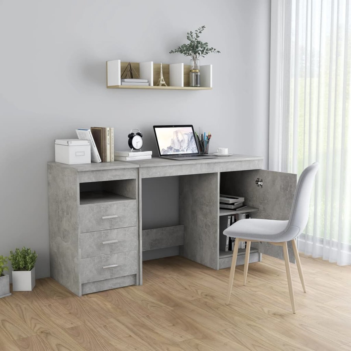 Grauer Schreibtisch mit Schubladen, Regalen, Laptop und Deko. Hintergrund: helle Wand, Stuhl.