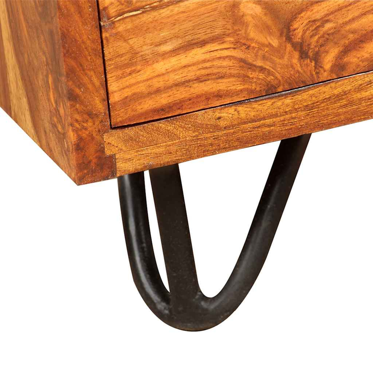 Nahaufnahme eines schwarzen Metall-Haarnadelbeins, das an einem Holzschrank befestigt ist. Das Bein hat einen gebogenen Boden.
