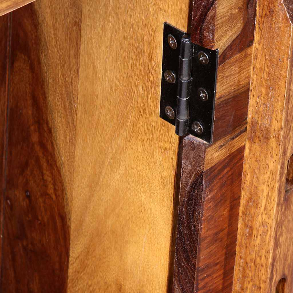 Nahaufnahme eines Metallscharniers, das an einem Holzschrank befestigt ist. Das Scharnier ist schwarz und mit Schrauben befestigt.