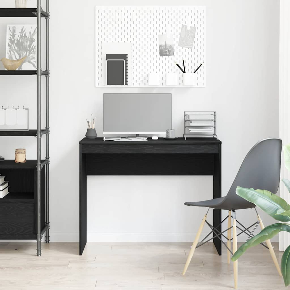 Schwarzer Schreibtisch mit Monitor, Stuhl und Regal mit Zubehör.
