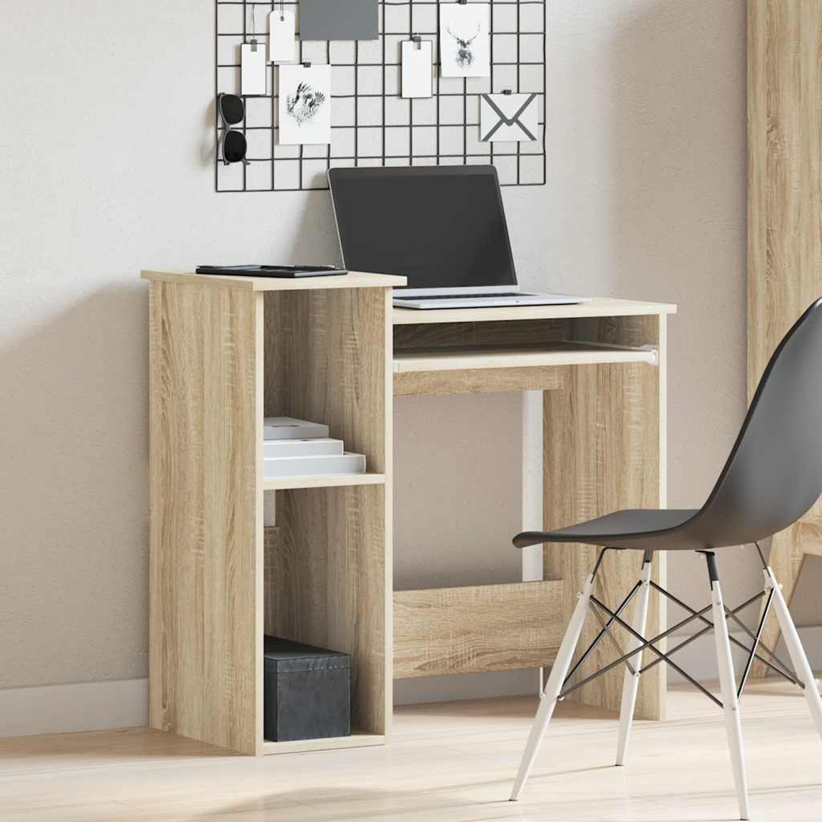 Ein heller Holzschreibtisch mit Laptop, Büchern und Stuhl. Im Hintergrund eine Pinnwand mit Notizen.