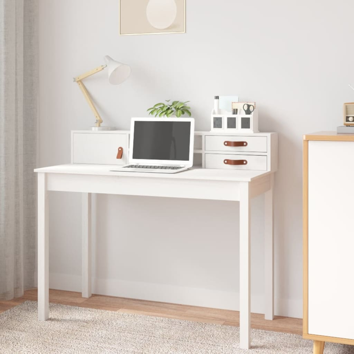 Weißer Schreibtisch mit Laptop, Lampe und Zubehör. Mit Aufsatz und kleinem Stauraum.