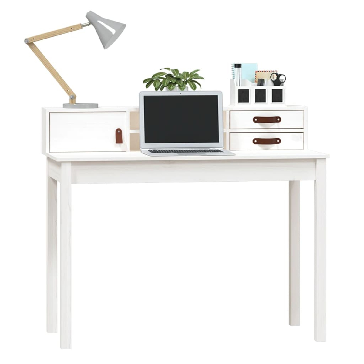 Weißer Schreibtisch mit Laptop, Zubehör und Schreibtischlampe. Eine Pflanze ist auch sichtbar.