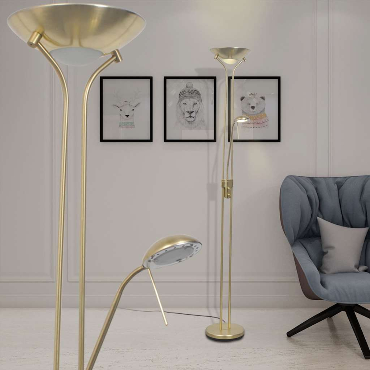 Goldene Stehlampe mit zwei Lichtern und Bildern im Hintergrund. Szene hat einen grauen Sessel.