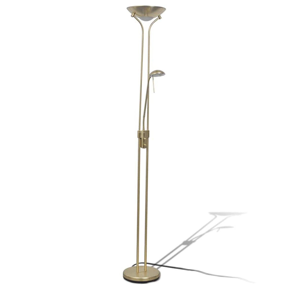 Goldene Stehlampe mit zwei Lichtern. Ein Licht zeigt nach oben, das andere nach unten, auf weißem Grund.