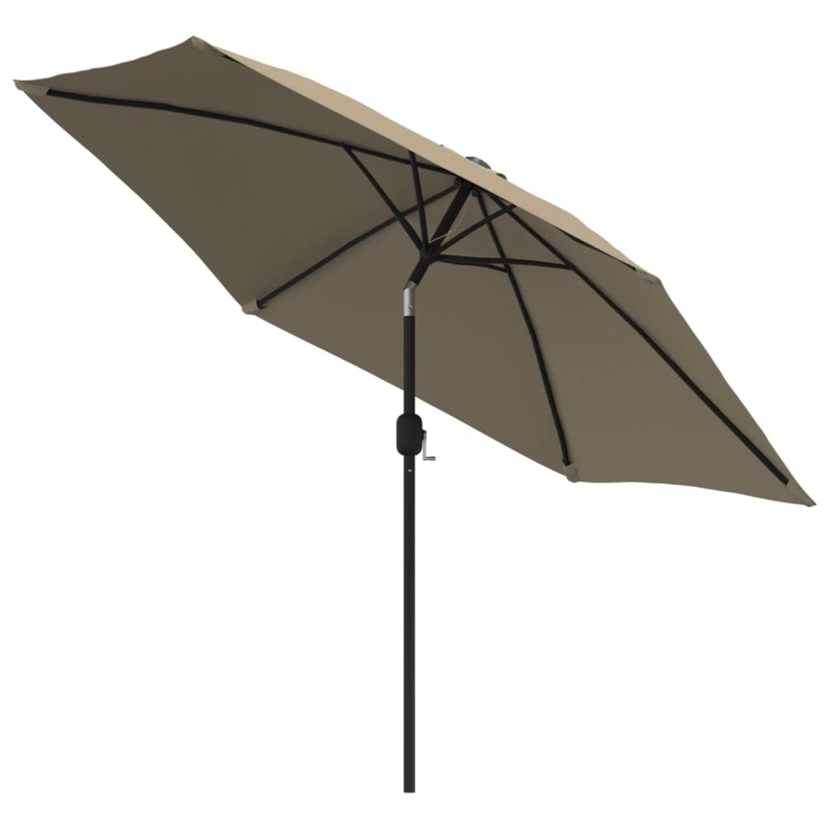 Beige-farbener Sonnenschirm im Freien, geöffnet. Er hat einen schwarzen Mast und Rahmen.