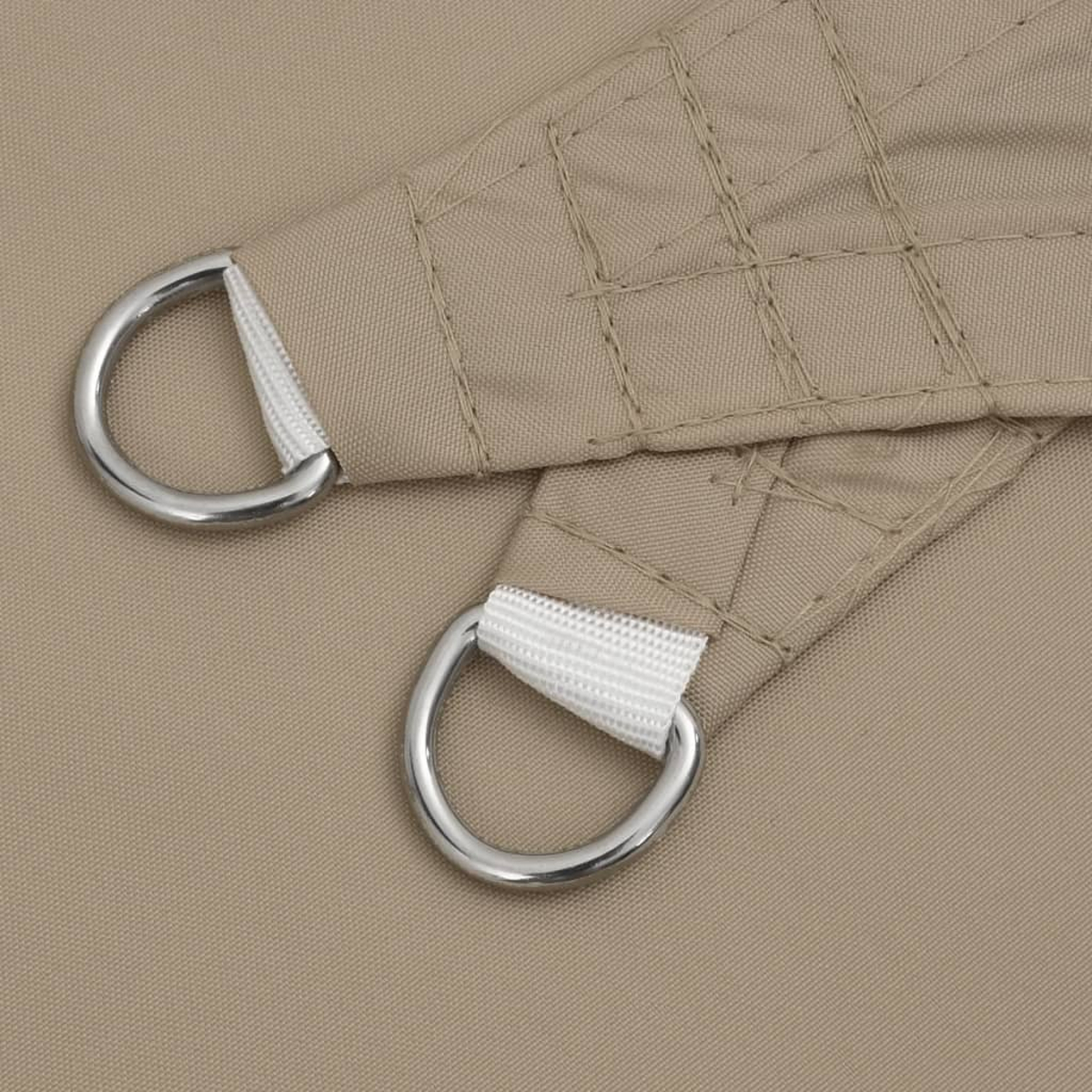 Nahaufnahme von beigem Stoff mit zwei silbernen Metallringen. Der Hintergrund ist beige.