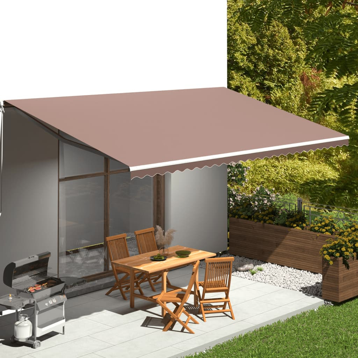 Markise über Terrasse, Tisch, Stühle, Grill und Pflanzen sichtbar.