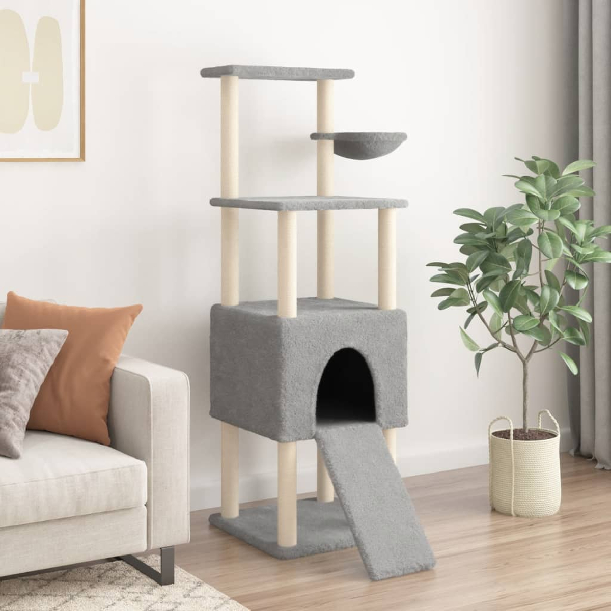 Grauer Katzenbaum mit mehreren Ebenen, einschließlich Bett und Rampe. Neutraler Hintergrund.