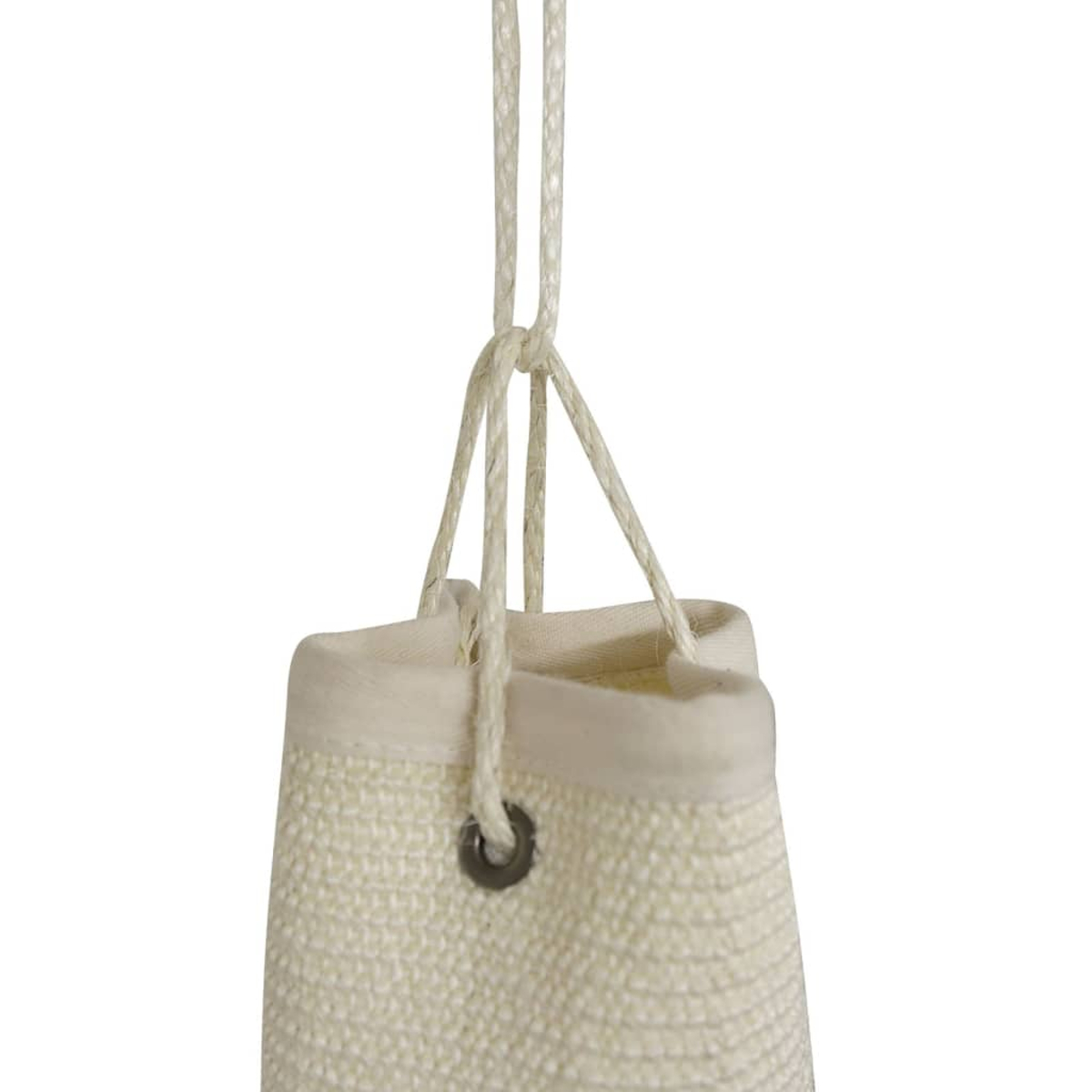 Nahaufnahme einer cremefarbenen gewebten Tasche mit Kordelzug und geknotetem weißem Seil.