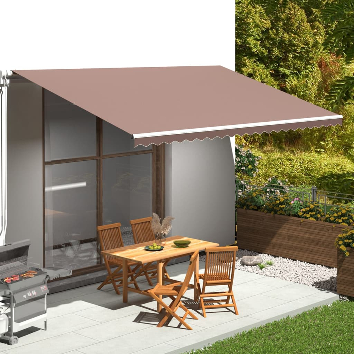 Braune Markise über einer Terrasse mit Tisch, Stühlen, Grill und Pflanzen.