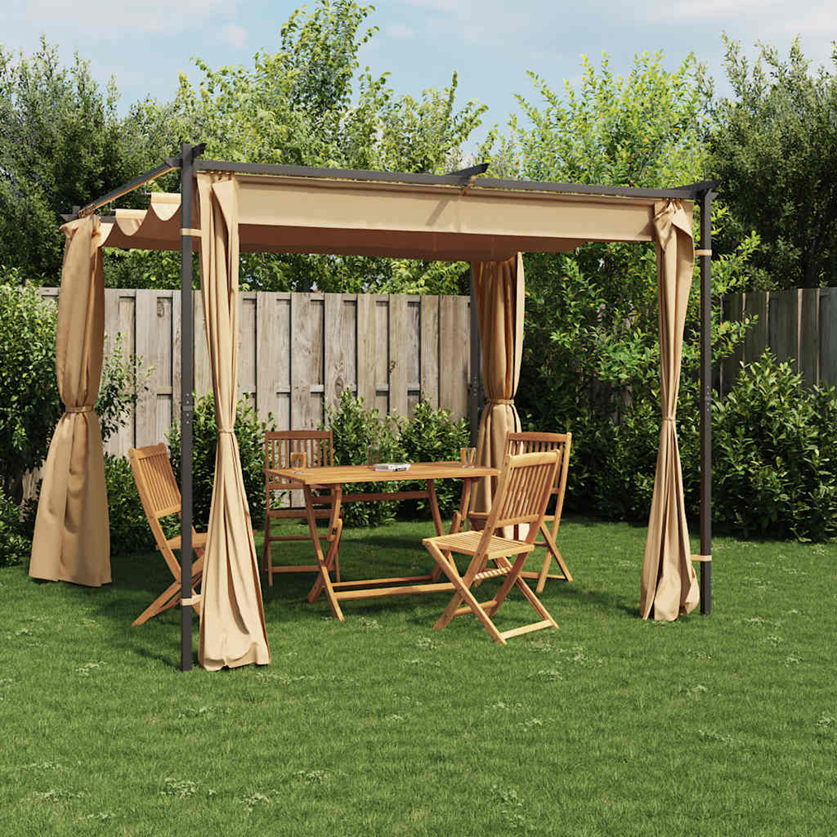 Beiger Pavillon mit Vorhängen, Holzmöbel auf Gras, umgeben von Grün und einem Holzzaun.