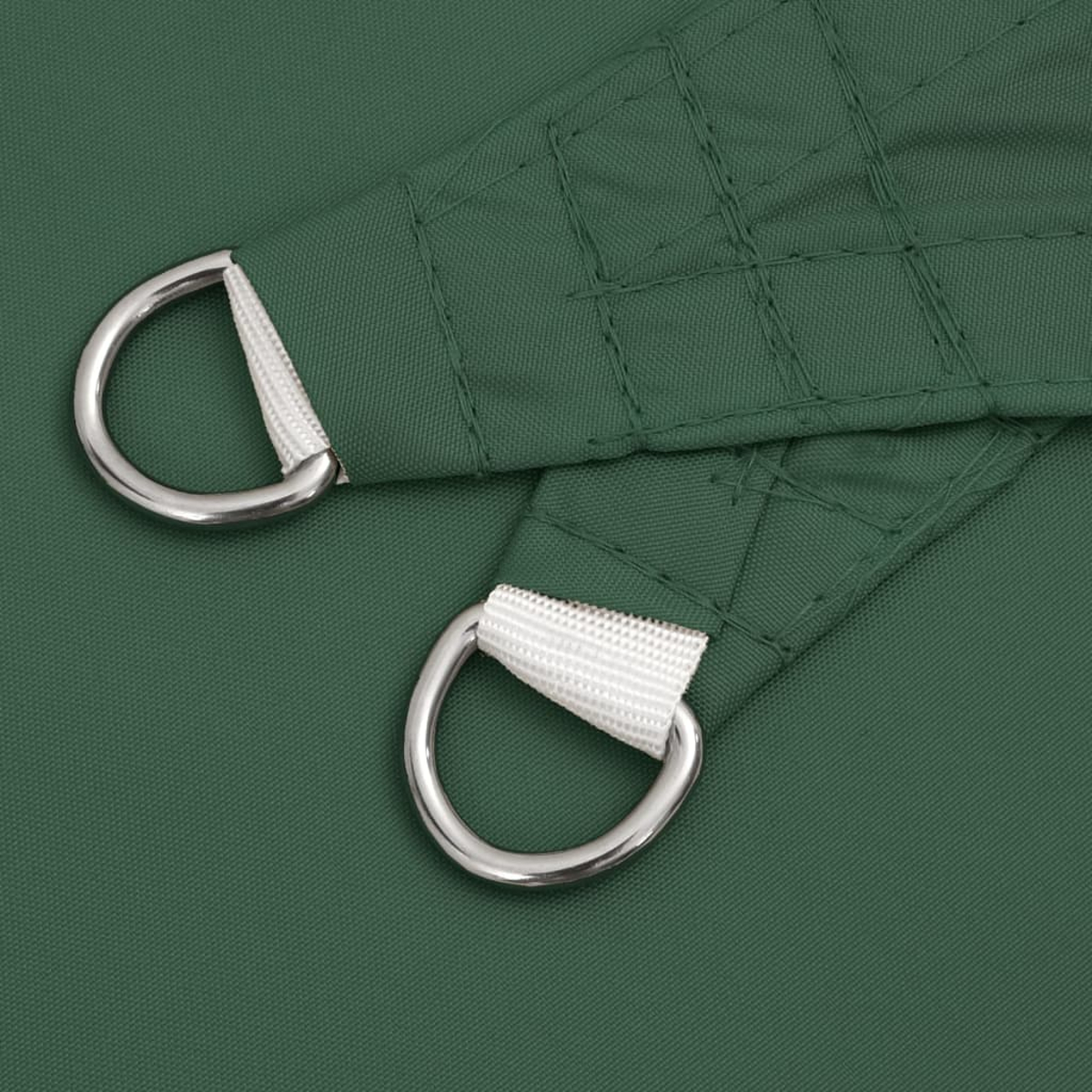 Parasole triangolare verde scuro con anelli metallici per il fissaggio.