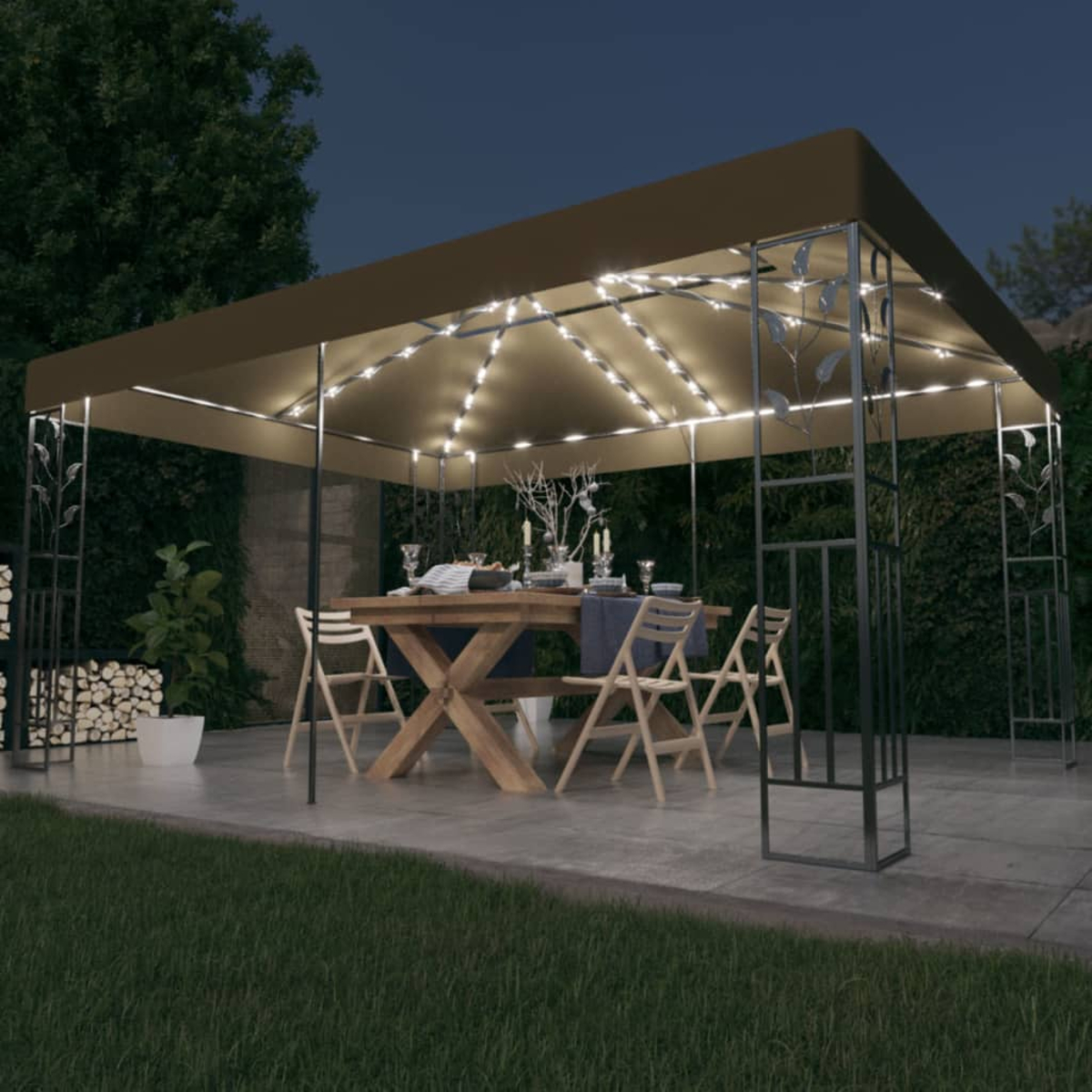 Pavillon mit Tisch für das Abendessen. Lichter sind an. Tisch, Stühle und Brennholz sind sichtbar.