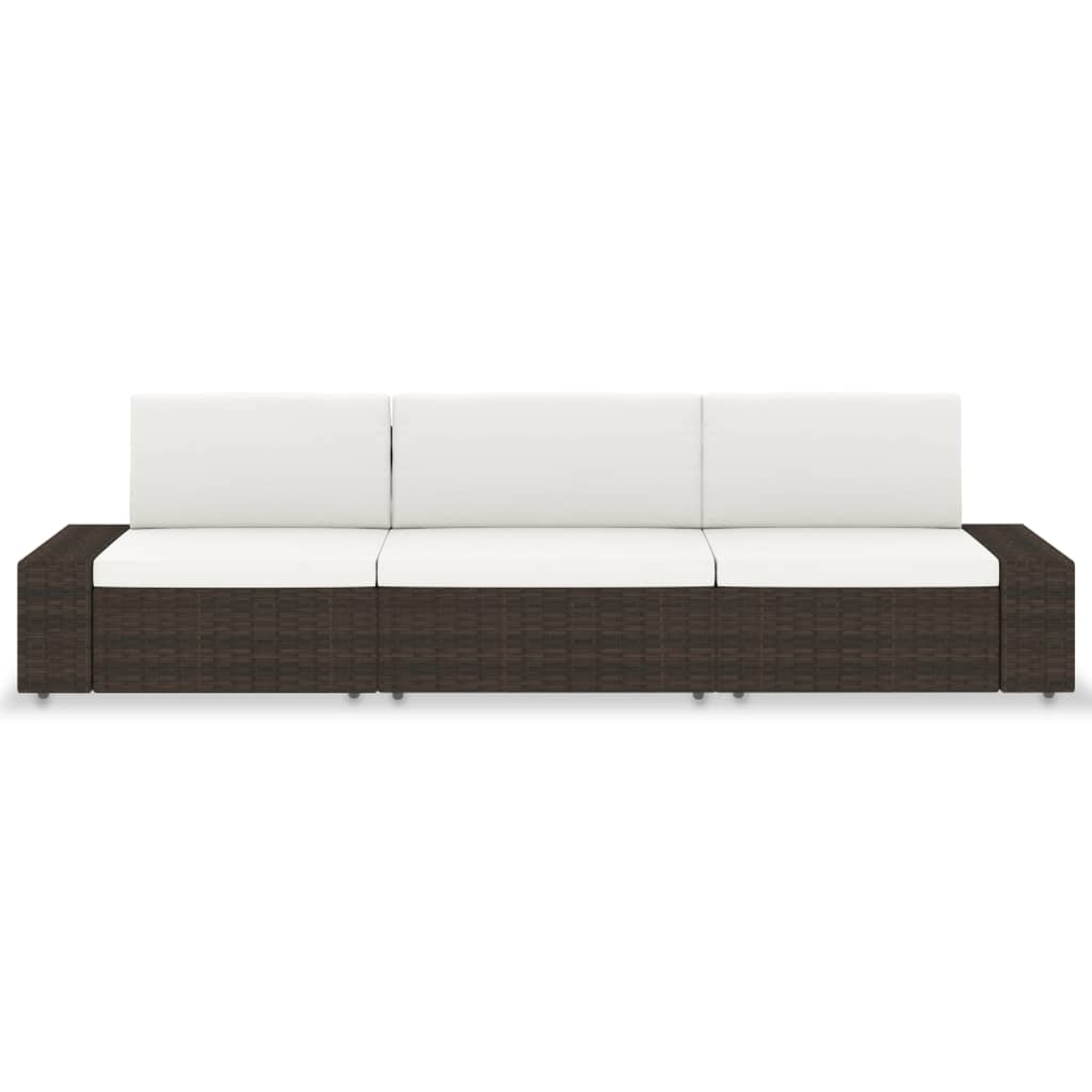 Braunes Korbmöbel-Dreiersofa mit weißen Kissen, auf weißem Hintergrund gezeigt.