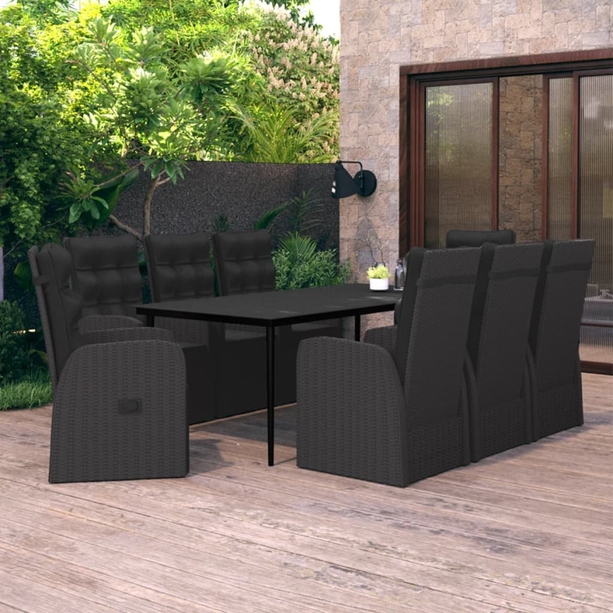 Essgruppe für den Außenbereich auf einer Terrasse. Schwarzer Tisch, Stühle, Pflanzen.