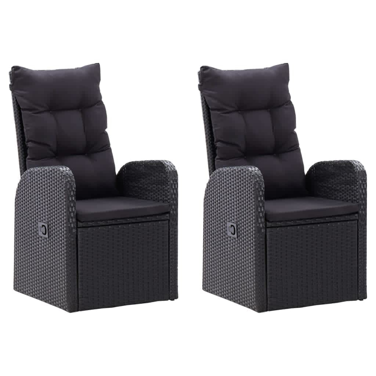 Zwei schwarze Rattan-Liegestühle. Sie haben Kissen und Armlehnen. Weißer Hintergrund.