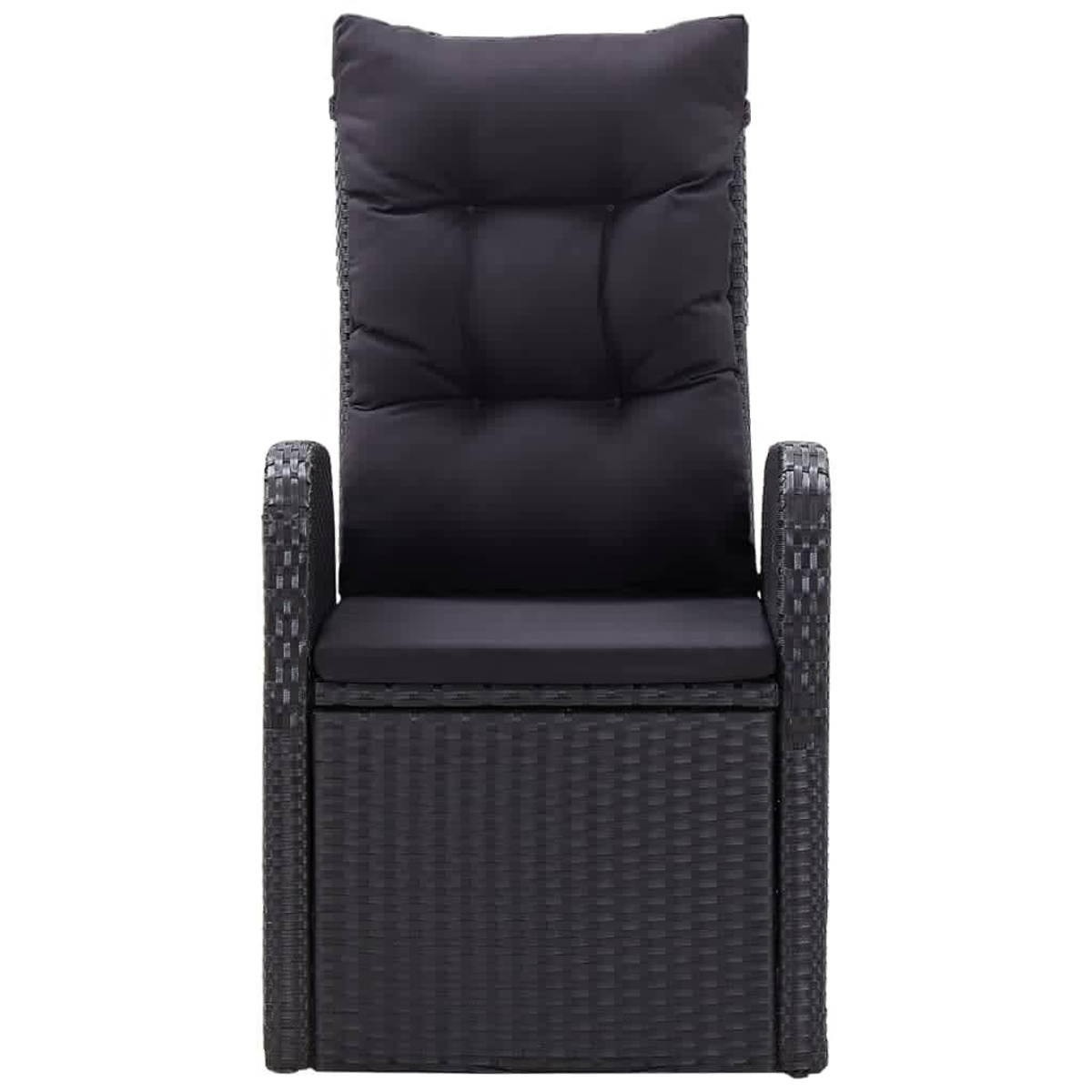 Schwarzer Rattan-Liegestuhl. Hoher Rücken mit Kissen. Isoliert auf weißem Hintergrund.