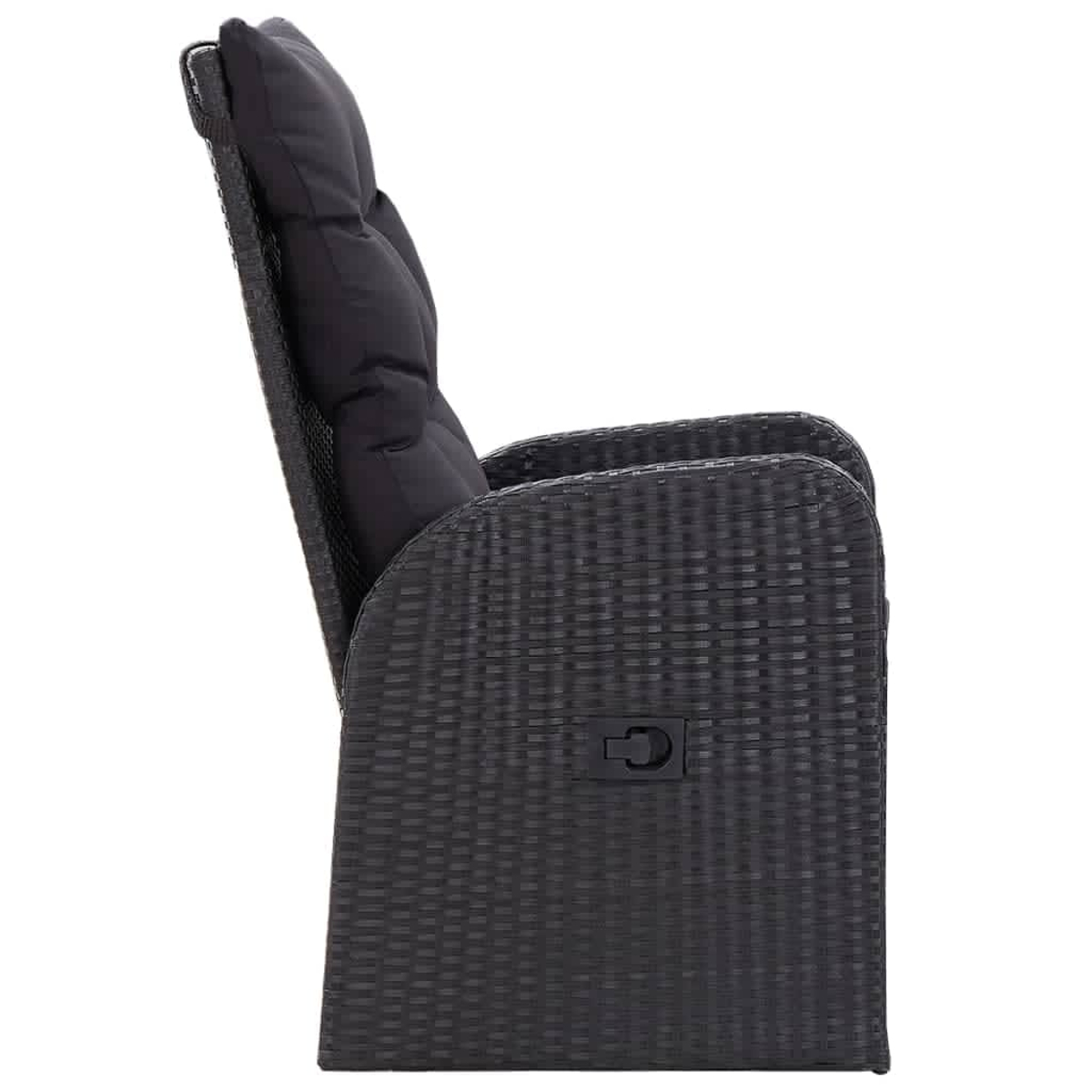Seitenansicht eines schwarzen Rattan-Liegestuhls. Er hat ein Kissen und eine Armlehne.