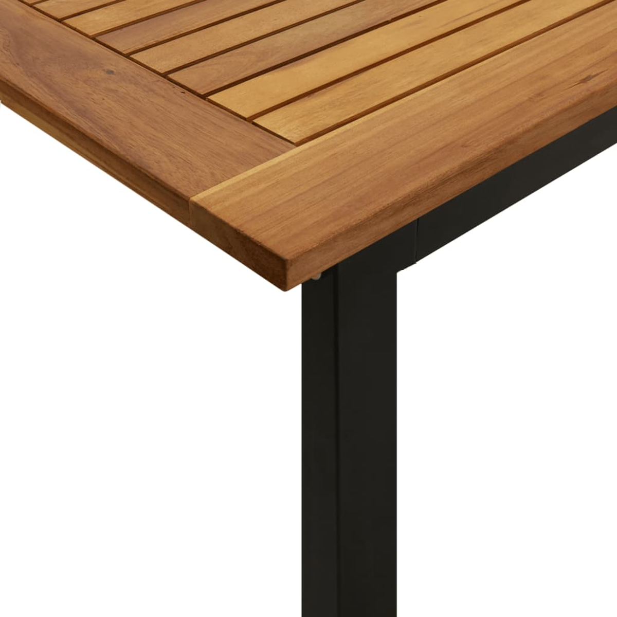 Nahaufnahme einer Holztischecke mit schwarzem Metallrahmen. Isoliert.