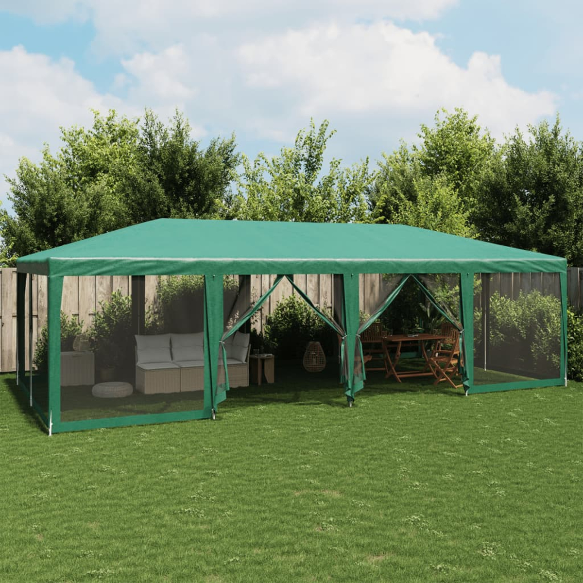 Gazebo verde all'aperto sull'erba. Alberi sullo sfondo. Mobili bianchi visibili all'interno.