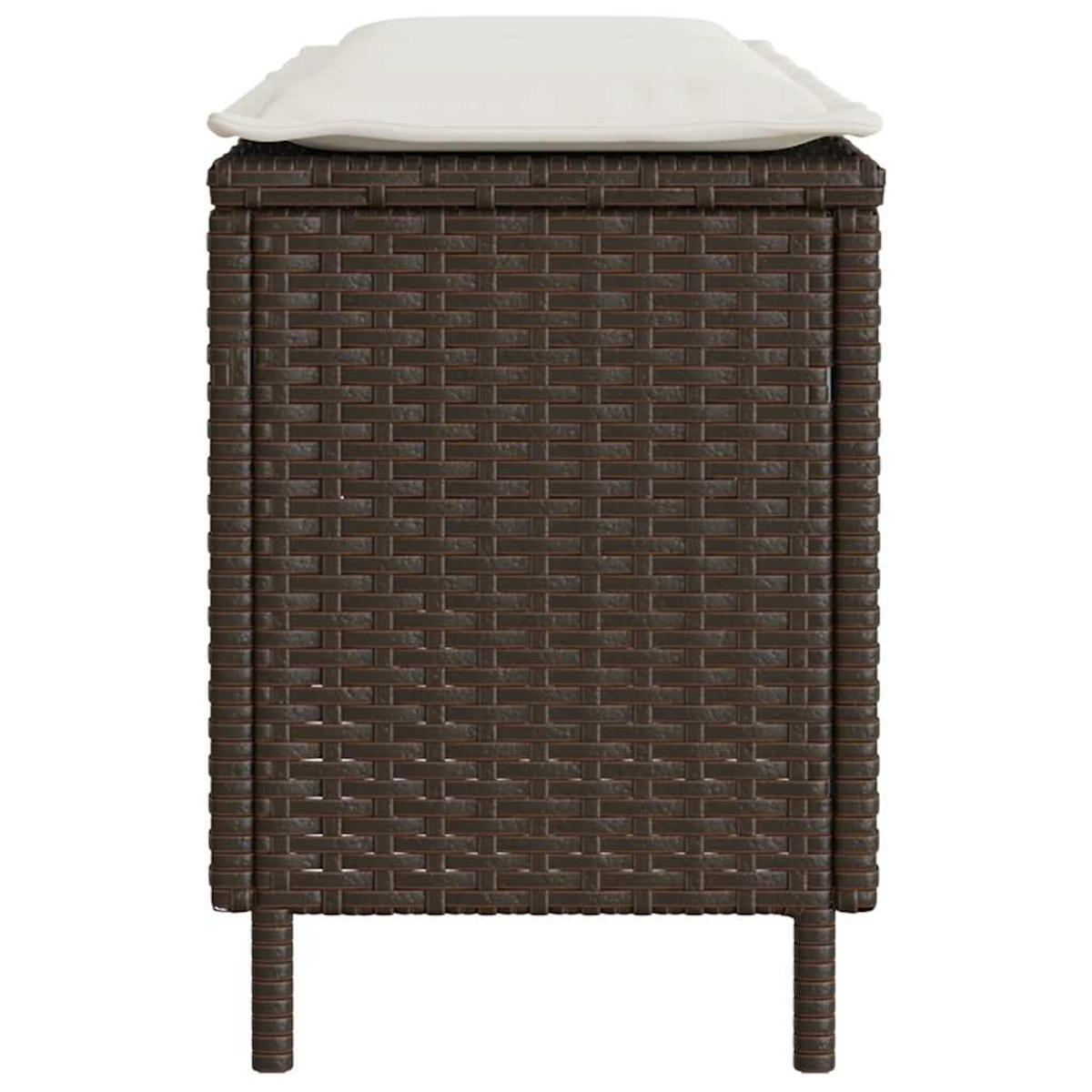 Primo piano: Panca in vimini marrone con cuscino bianco. Sfondo bianco.
