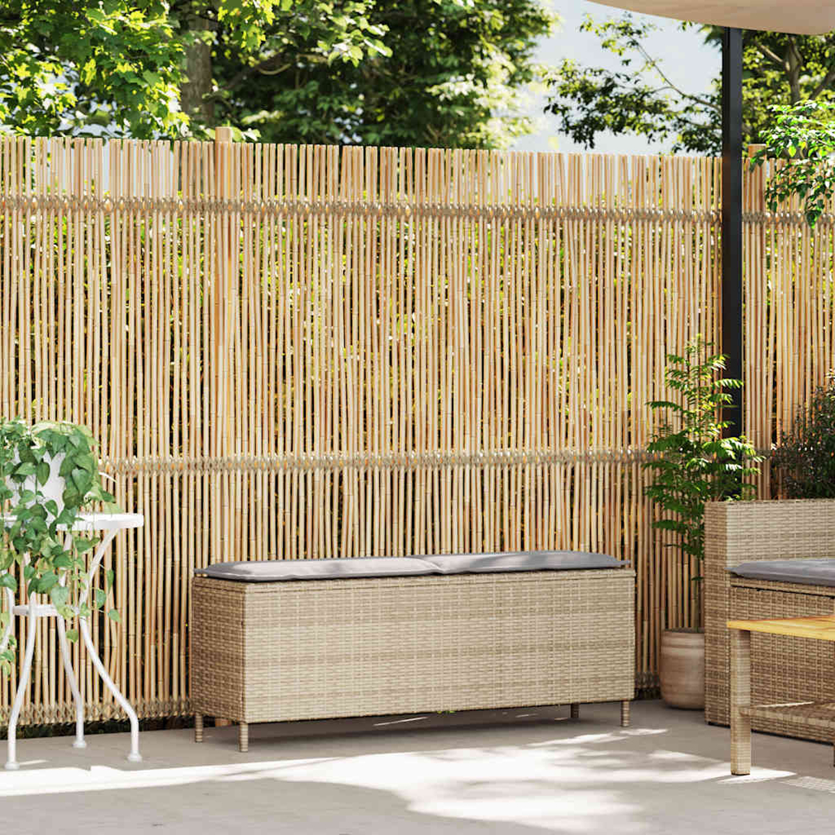 Una recinzione di bambù con una panca. Un giardino con piante.