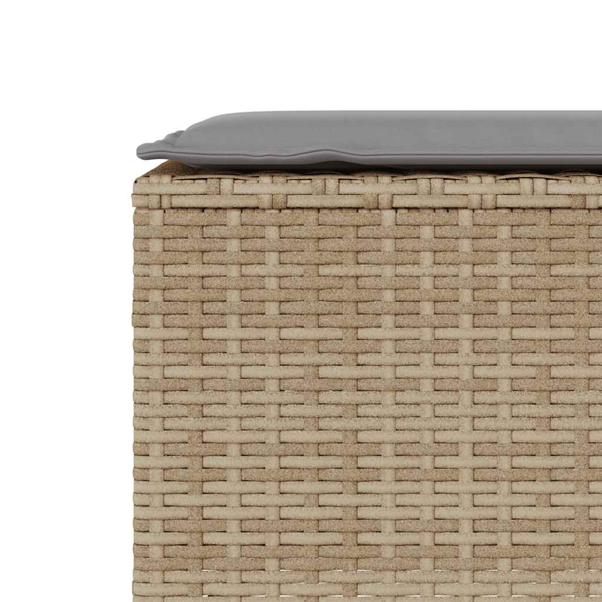Primo piano del cuscino della panca in rattan. Colore grigio e trama intrecciata visibili.