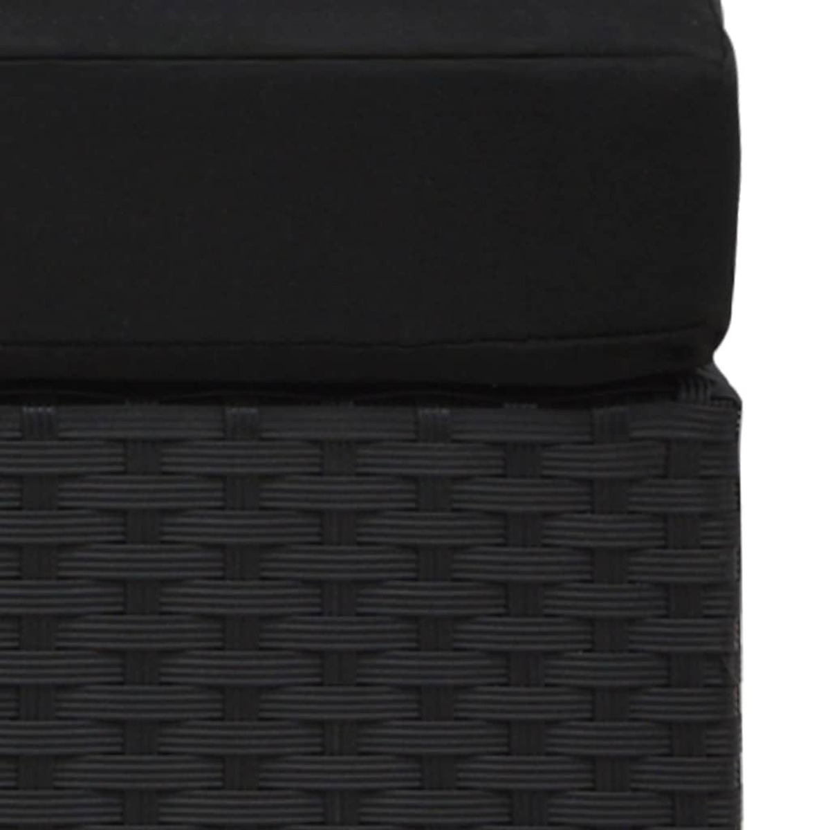 Nahaufnahme des schwarzen Ecksofas aus Korbgeflecht, mit gewebter Textur des Korbs.