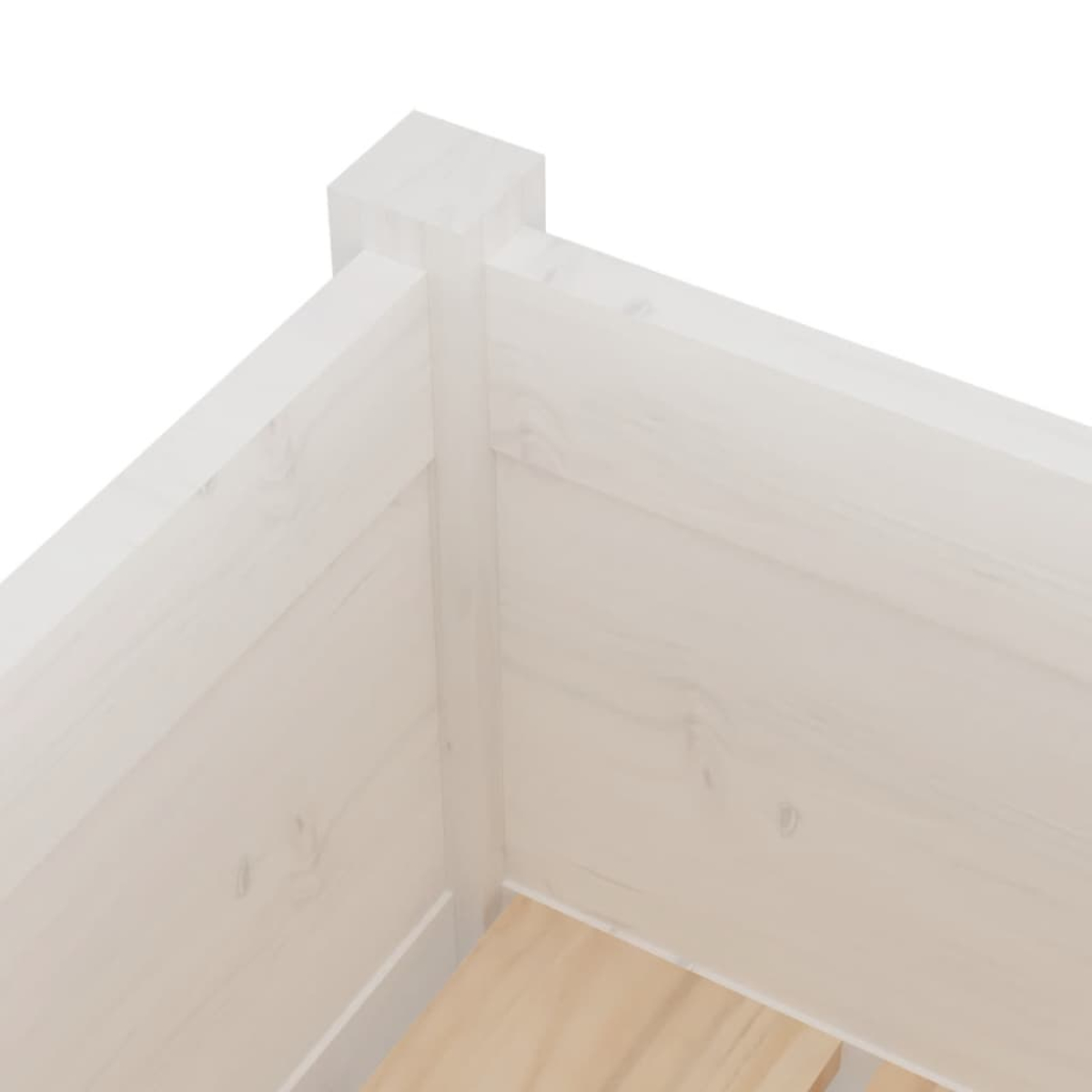Nahaufnahme der Ecke eines weißen Holzpflanzkastens, die die Details der Tischlerei zeigt.