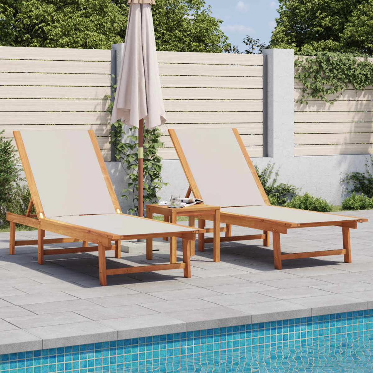 Zwei Holz-Strandliegen mit weißem Stoff und einem kleinen Tisch am Pool. Ein Sonnenschirm ist geöffnet.