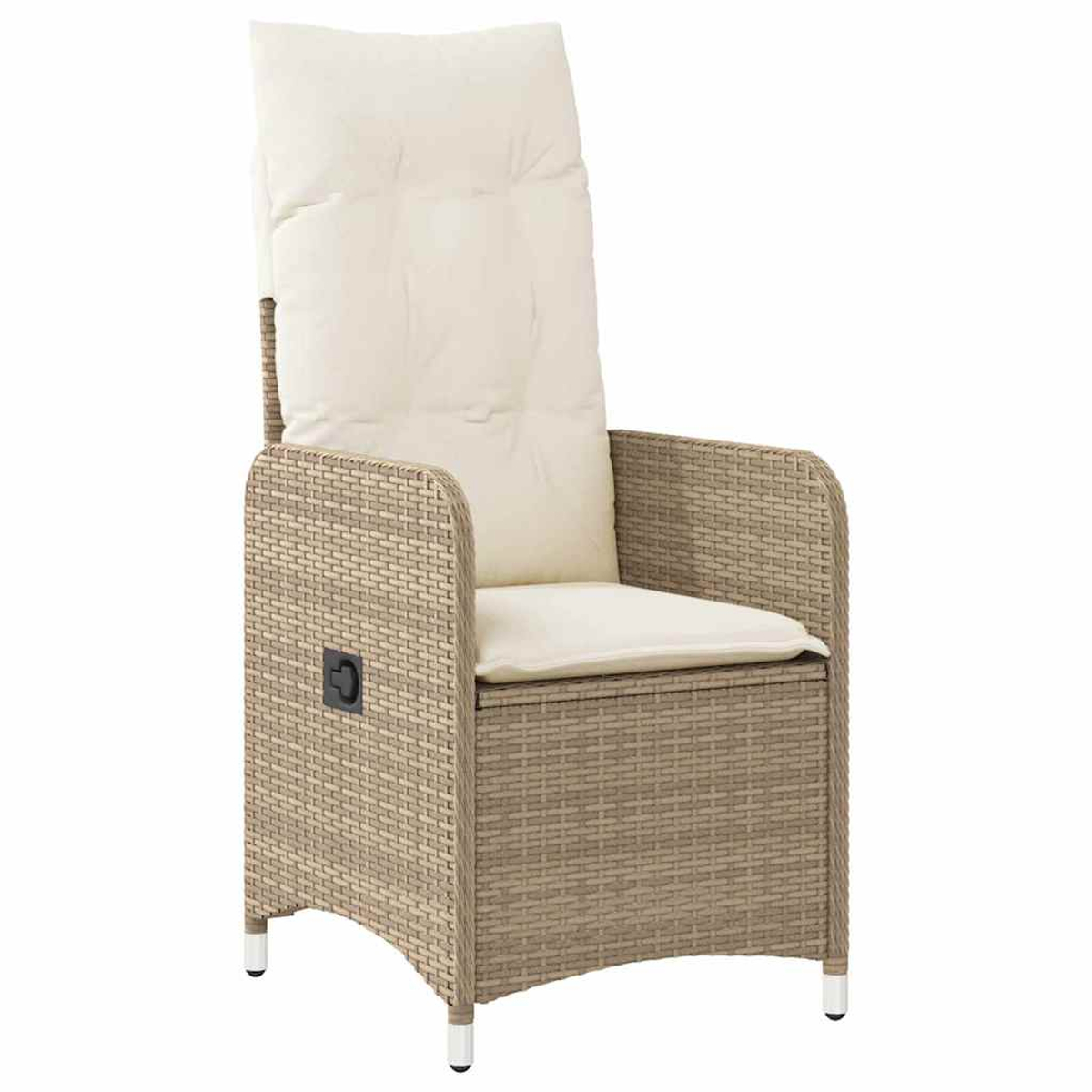 Sedia beige intrecciata con schienale alto e cuscino color crema, su sfondo bianco.