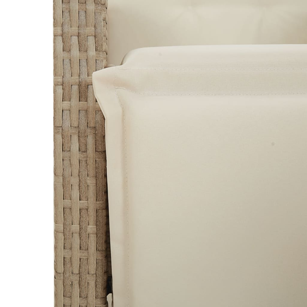 Nahaufnahme des Korbsessel-Kissendetails. Beiger Stoff.