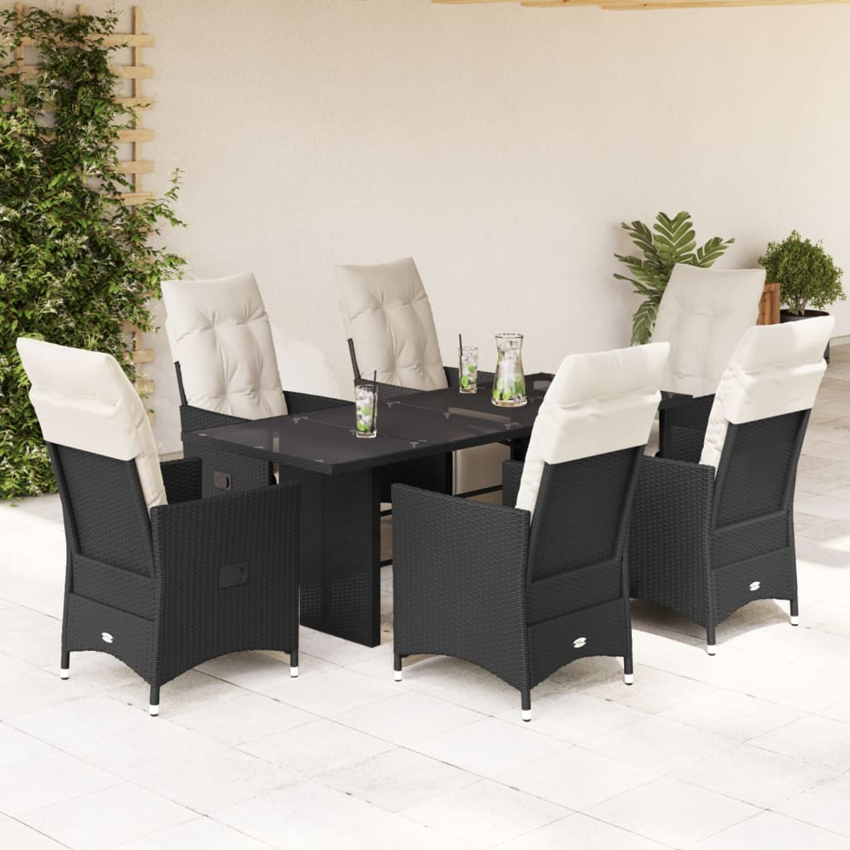 Schwarzes Outdoor-Ess-Set aus Korbgeflecht mit sechs Stühlen, Tisch, cremefarbene Kissen, Terrasse.