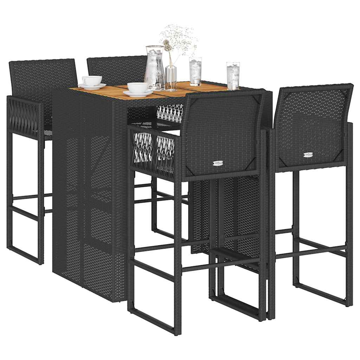 Set bar all'aperto con un tavolo da bar in vimini nero, quattro sgabelli e alcune decorazioni.
