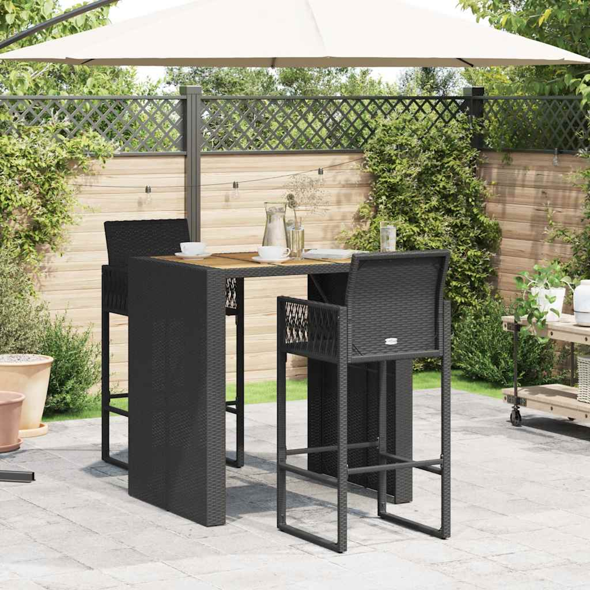 Schwarzes Korbbartisch-Set auf Terrasse mit Sonnenschirm. Inkl. Tisch und Stühle.