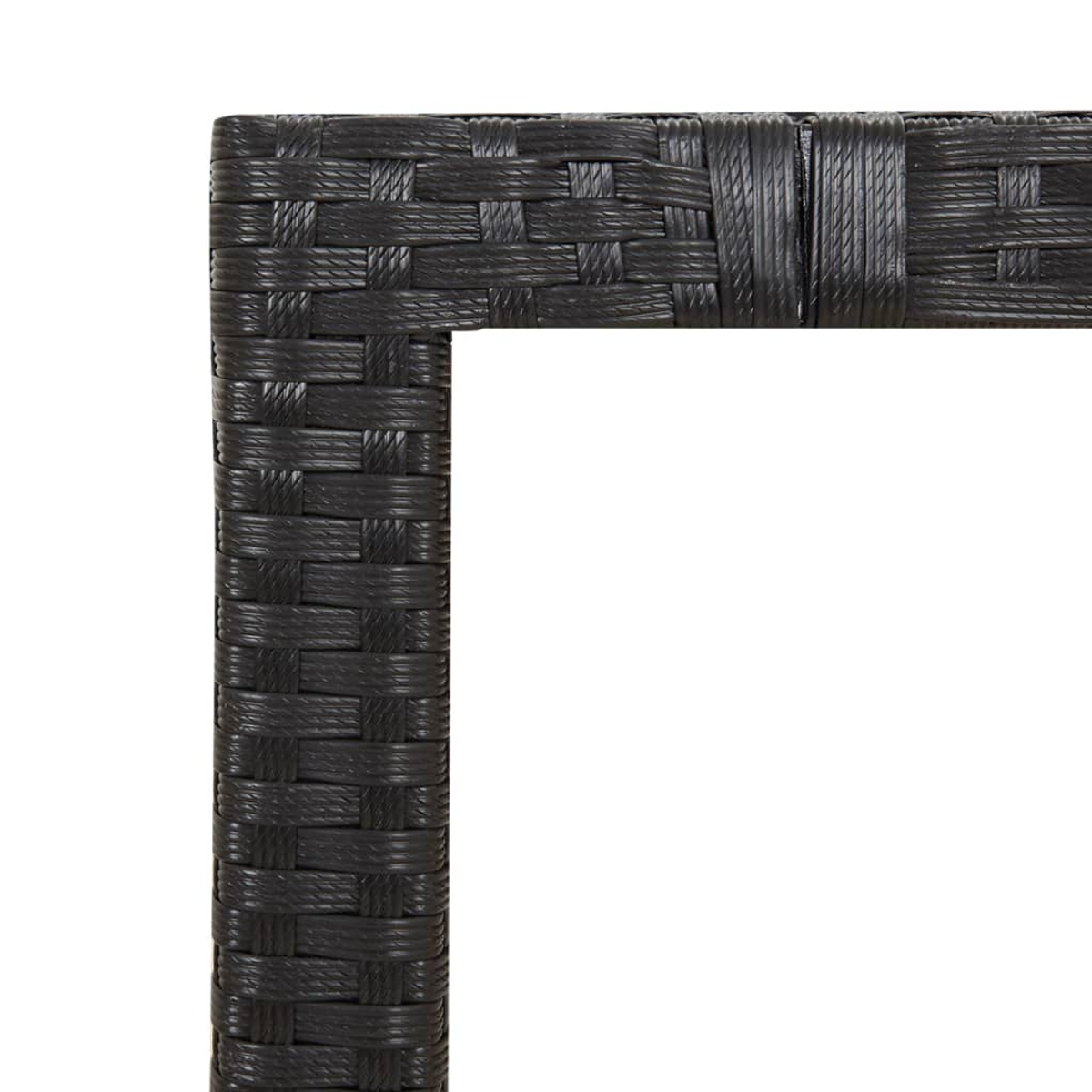 Nahaufnahme einer schwarzen, gewebten Rattanecke. Die Textur ist detailliert.