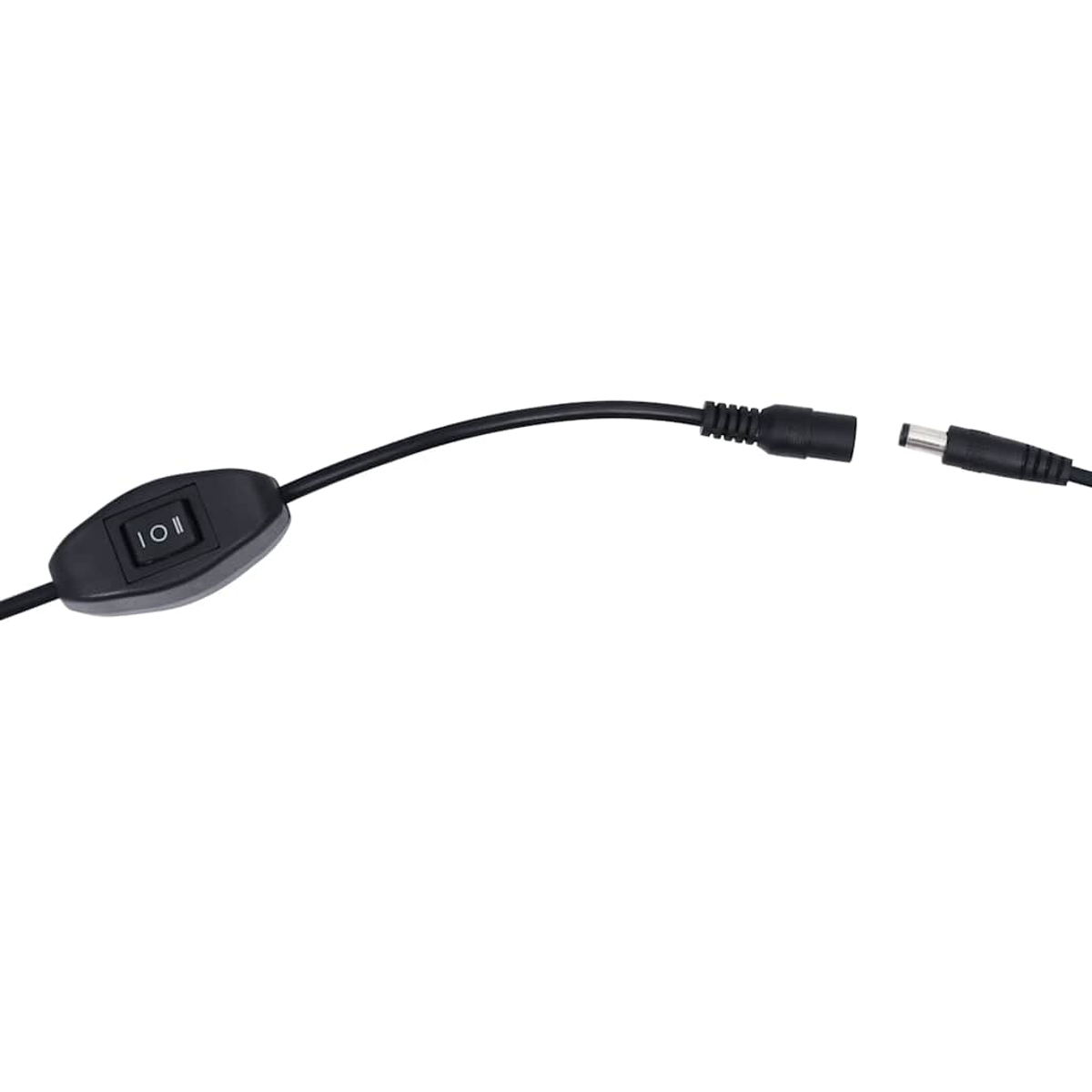 Nahaufnahme eines schwarzen Kabels mit Ein-/Ausschalter und Stecker. Weißer Hintergrund.