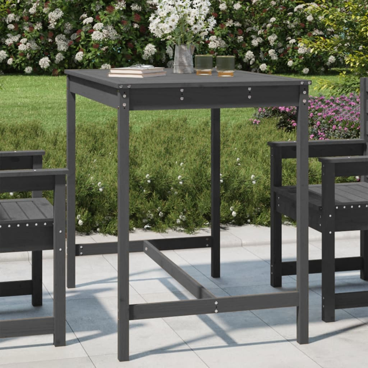 Ein dunkelgrauer quadratischer Tisch mit 2 Stühlen in einer Gartenszene.