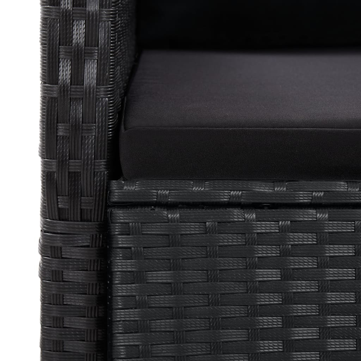 Primo piano di una sedia da esterno nera intrecciata con un cuscino nero.