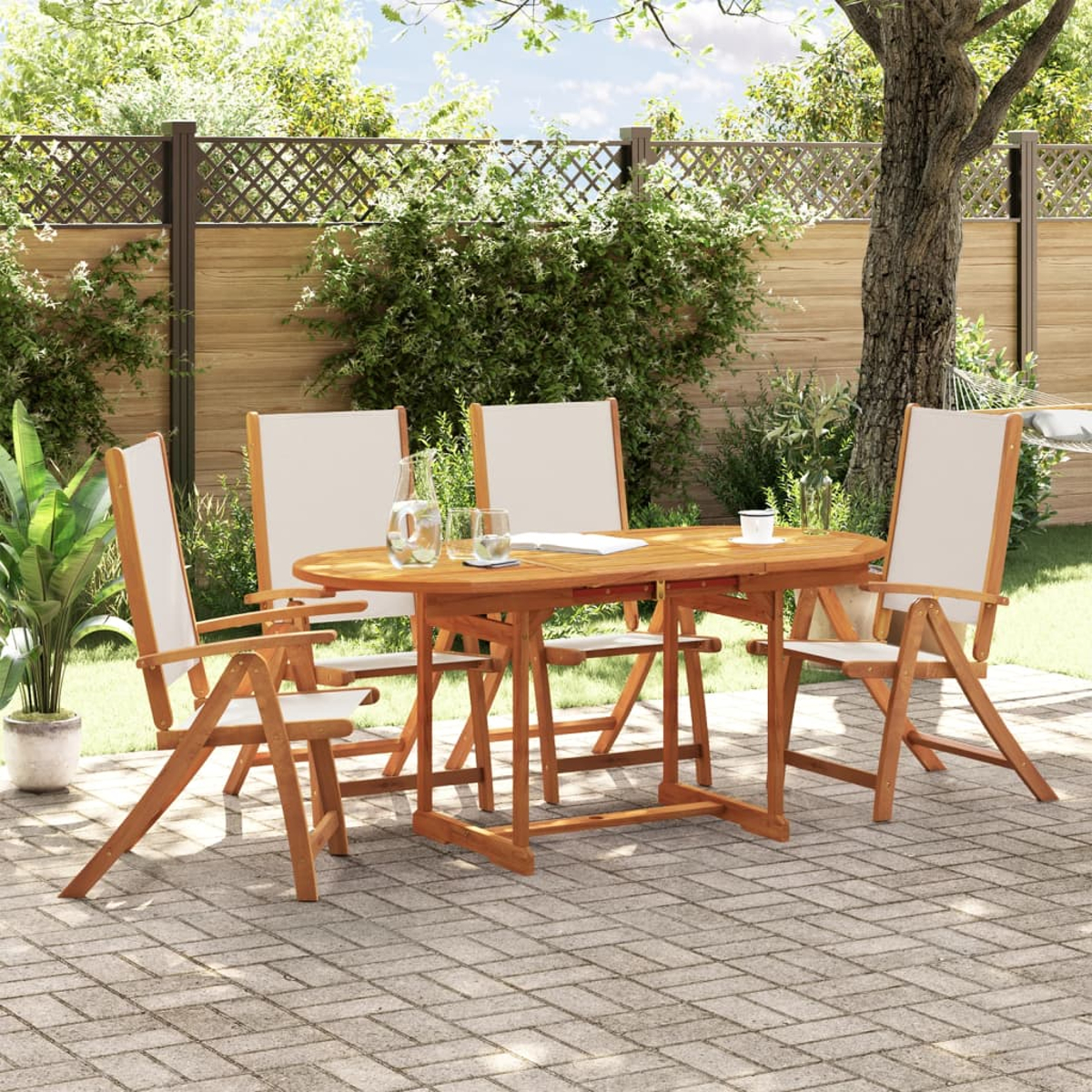 Set da pranzo in legno per esterni su un patio in mattoni. Tavolo e sedie, giardino soleggiato.