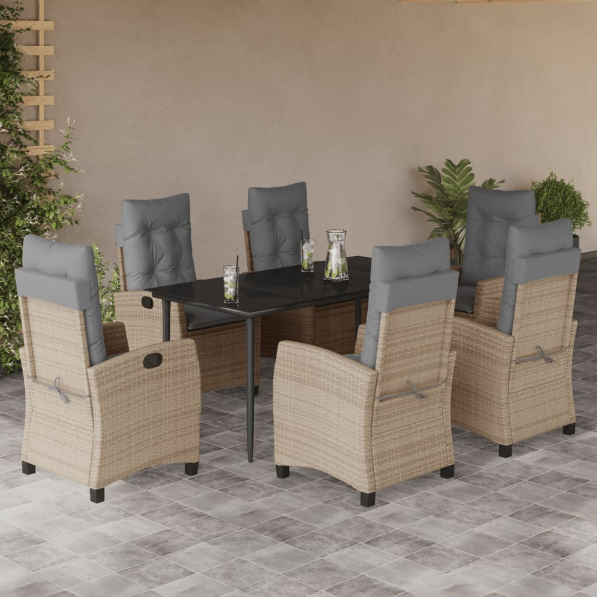 Set da pranzo da esterno con sei sedie in rattan e un tavolo.