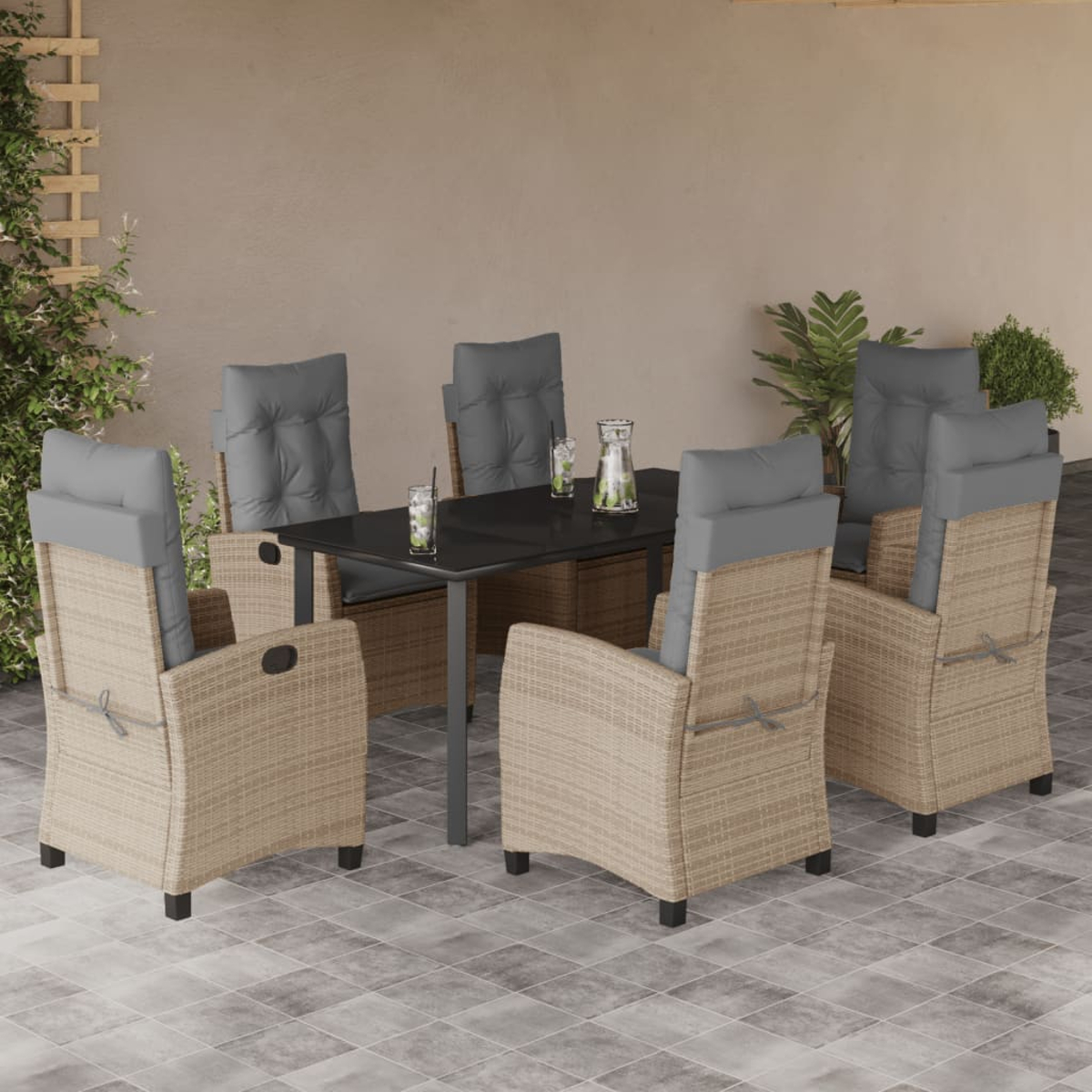 Set da patio: tavolo e sei sedie. Sedie in vimini beige con cuscini grigi. Tavolo con piano nero.