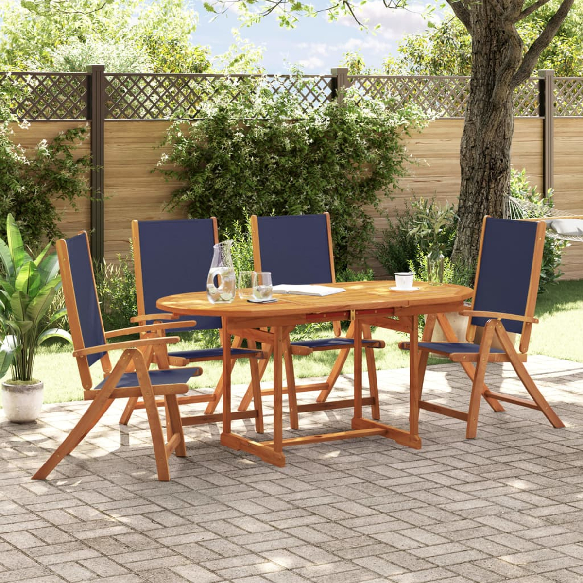 Essgruppe für den Außenbereich mit einem Tisch und vier Stühlen. Auf einer Terrasse aufgestellt.